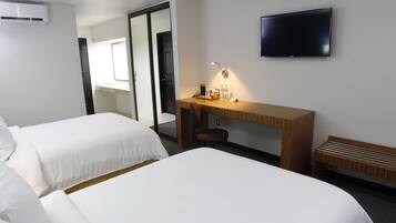 Ropa de cama hipoalergénica y caja de seguridad en la habitación