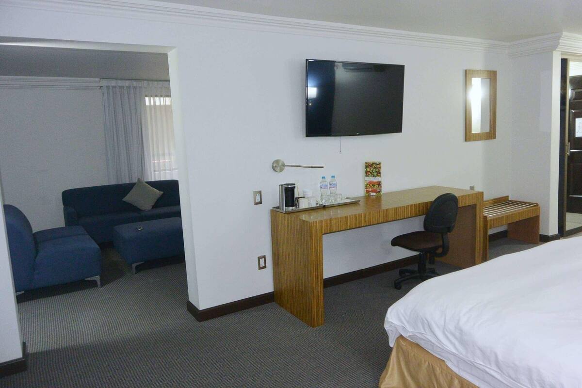 Executive Junior King Suite | Hypo-allergenic bedding available, in-room safe, desk, laptop workspace