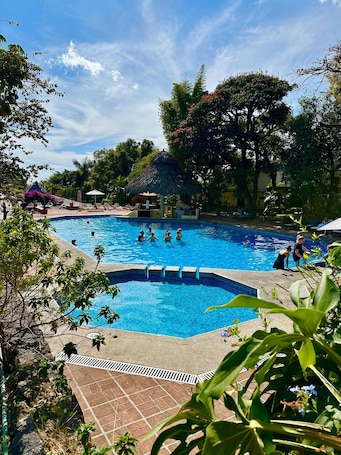 Una piscina al aire libre. Hotel Villa del Conquistador