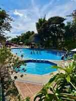 Una piscina al aire libre