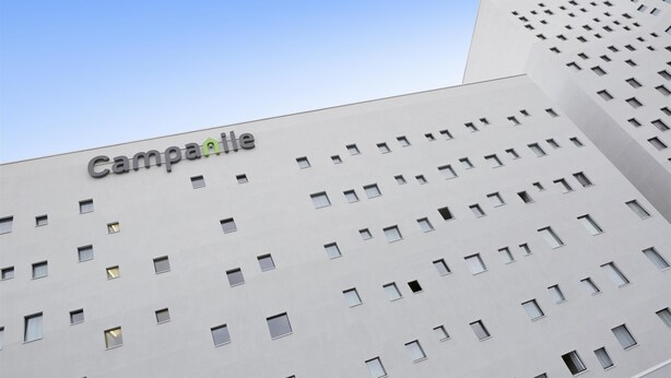 Een modern gebouw met de naam "Campaillie" op de gevel.