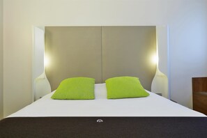 Hochwertige Bettwaren, Schreibtisch, schallisolierte Zimmer