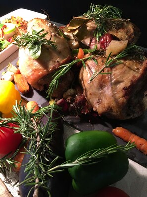 Petit déjeuner, déjeuner et dîner servis sur place
