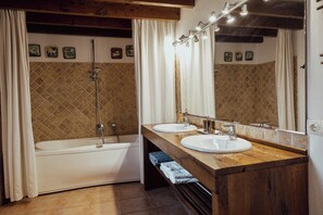 Suite | Bathroom | Designer toiletries, hair dryer, towels - Hotel Rural Can Feliu (Porreres)