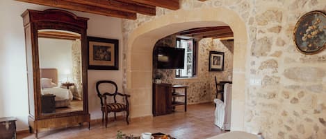 Suite | Peti besi dalam bilik, dihias secara berasingan