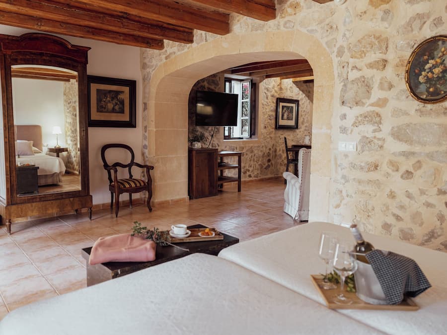 Suite | In-room safe, individually decorated, laptop workspace, blackout drapes