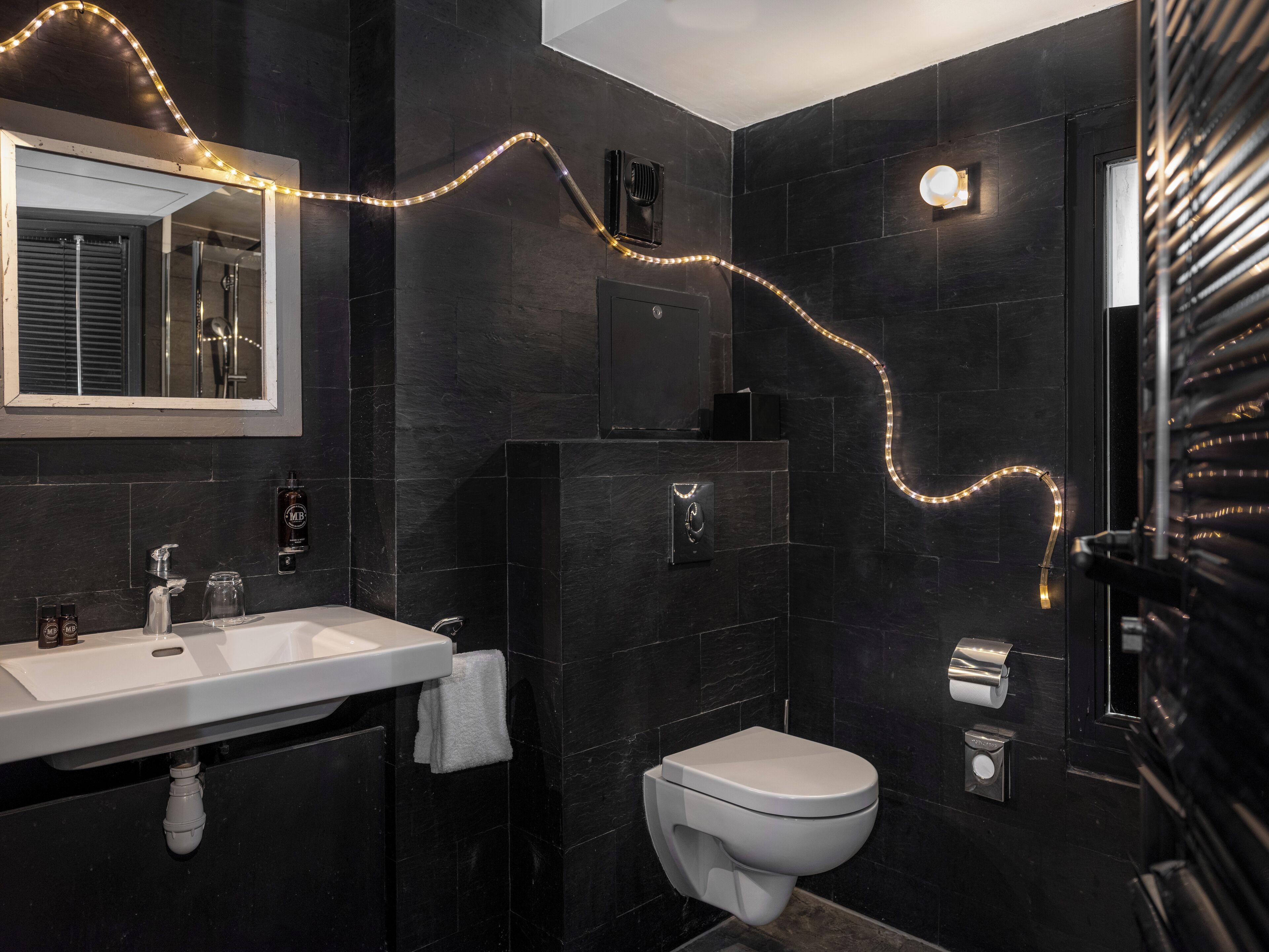 confort - edgar | bathroom | shower, hydromassage showerhead, designer toiletries, hair dryer