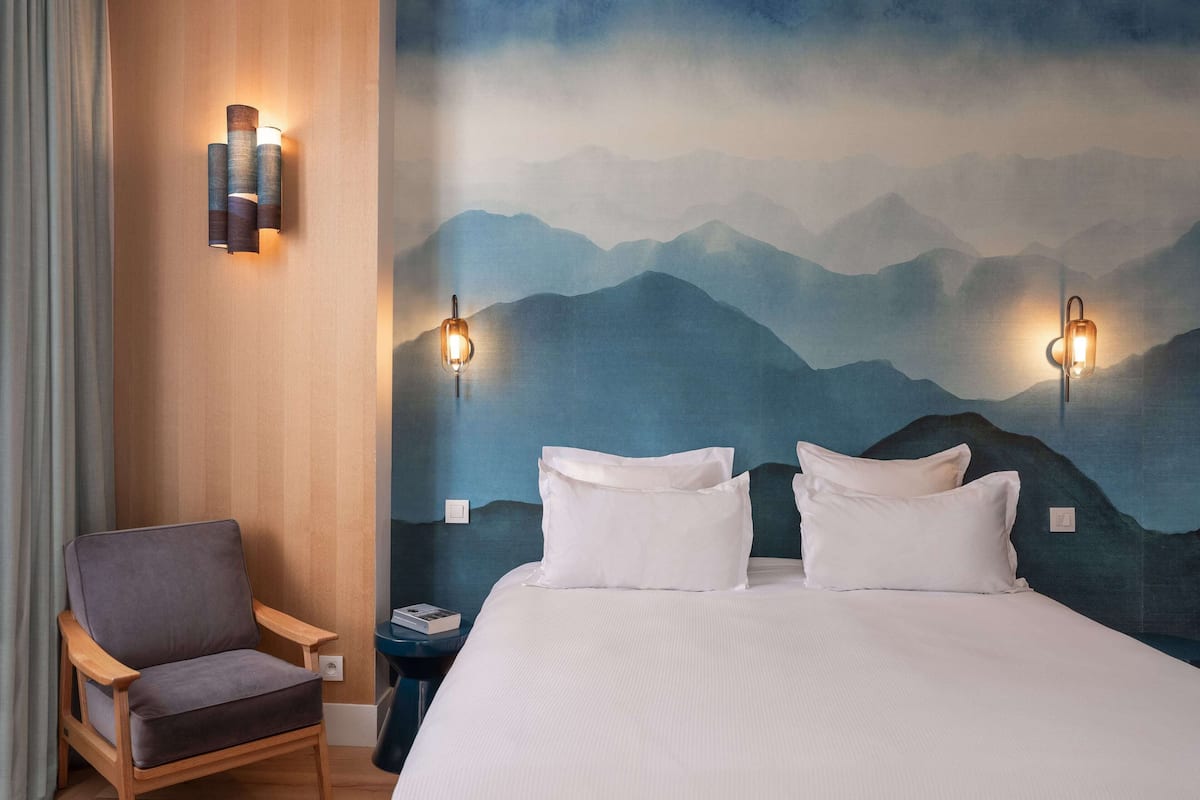 Premium bedding, in-room safe, individually decorated