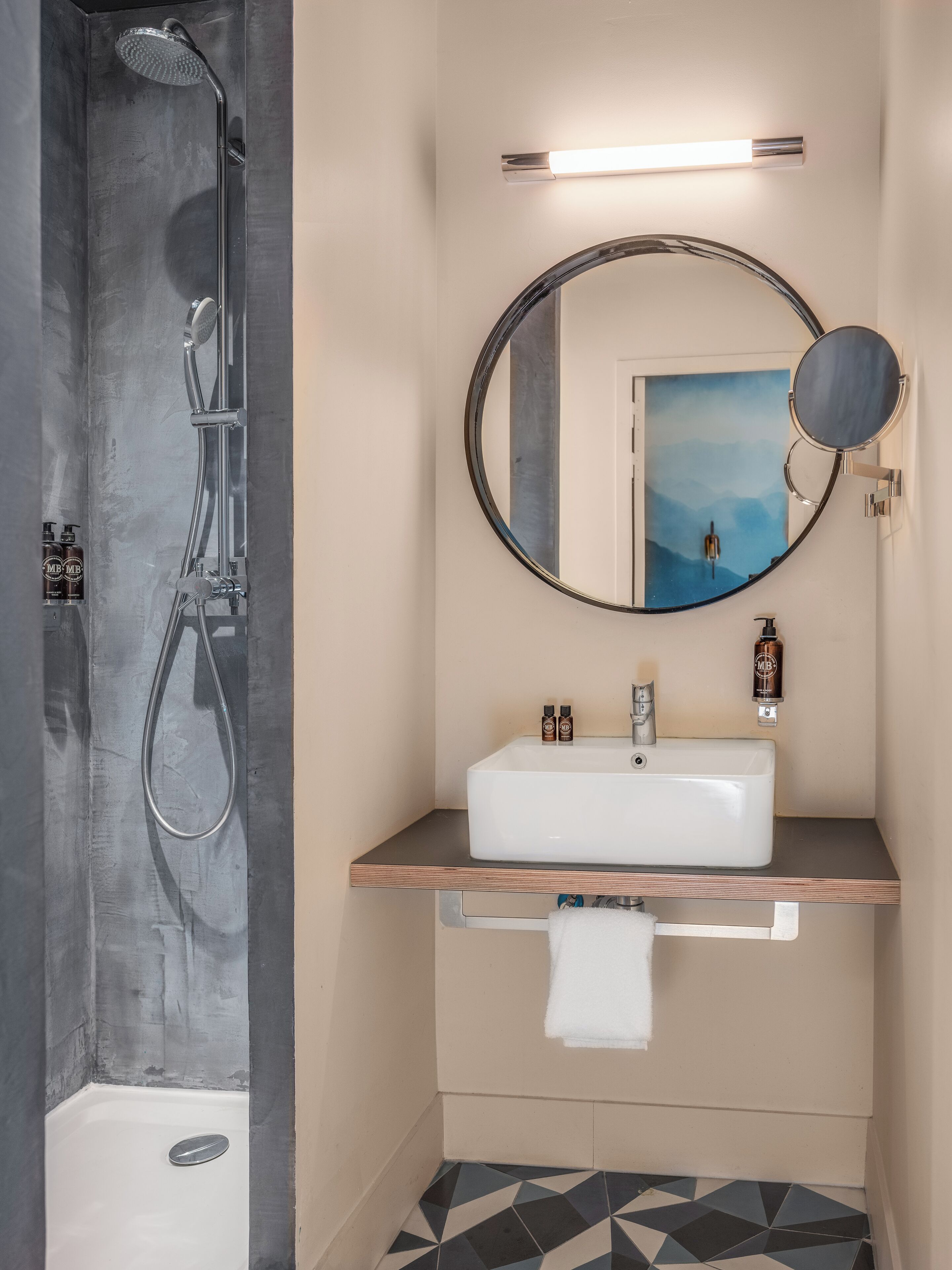 premium - wise | bathroom | shower, hydromassage showerhead, designer toiletries, hair dryer