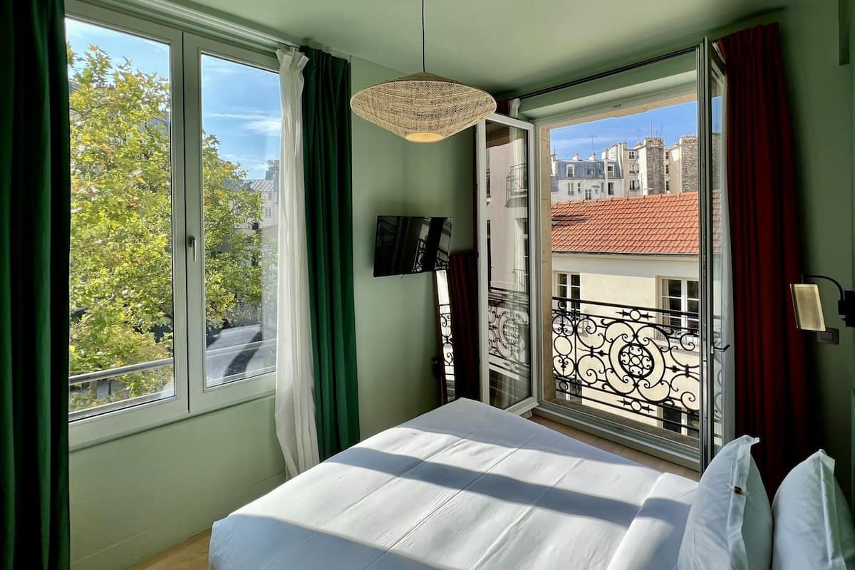 Premium bedding, in-room safe, individually decorated