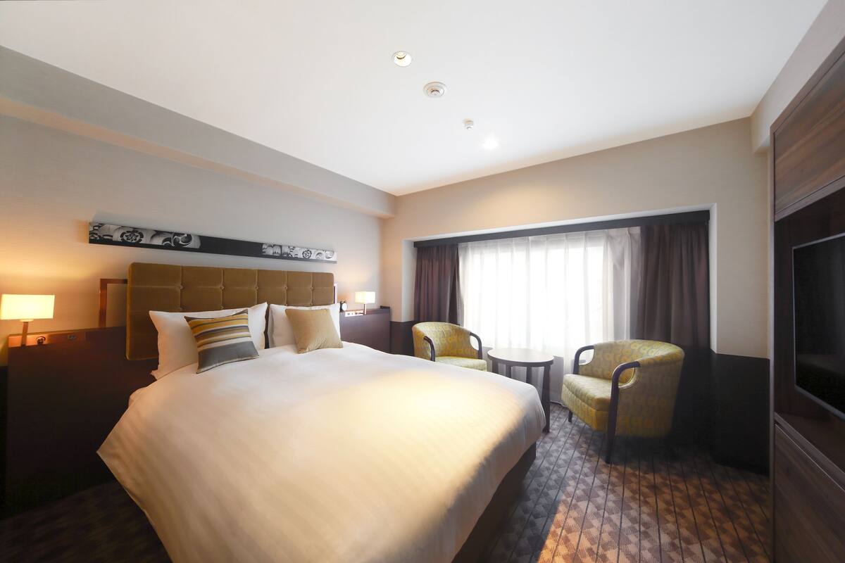 Standard Double Room, Non Smoking (Inside) | Peralatan tempat tidur premium, gebar bulu kapas, peti besi dalam bilik 