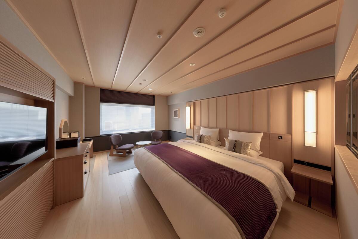 Premium Room, Non Smoking (Kyo Premium King) | Peralatan tempat tidur premium, gebar bulu kapas, peti besi dalam bilik 