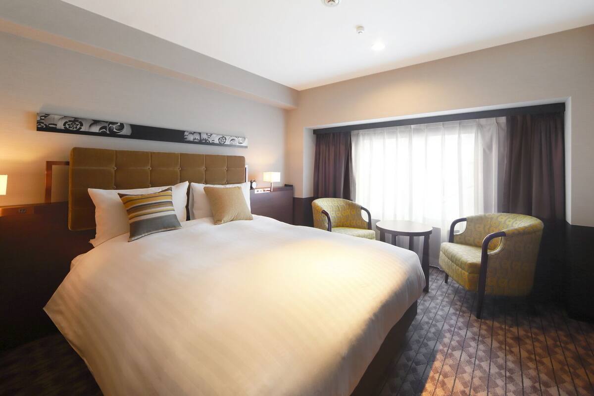 Peralatan tempat tidur premium, gebar bulu kapas, peti besi dalam bilik 