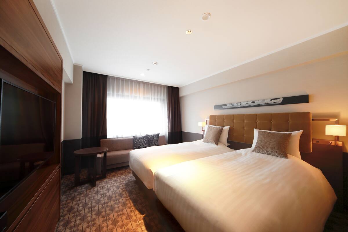 Peralatan tempat tidur premium, gebar bulu kapas, peti besi dalam bilik 