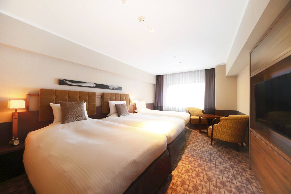 Comfort Twin Room, Non Smoking (Century Comfort Deluxe Twin, Extrabed) | Peralatan tempat tidur premium, gebar bulu kapas, peti besi dalam bilik 