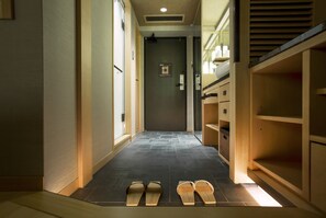 Habitació amb dos llits individuals prèmium (Kyo Premium) | Roba de llit d'alta qualitat, cobrellits i caixa forta a l'habitació