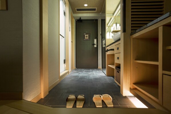 Kyo Premium, No Smoking | Premium bedding, down duvets, in-room safe, desk - Kyoto Century Hotel (Kyoto)