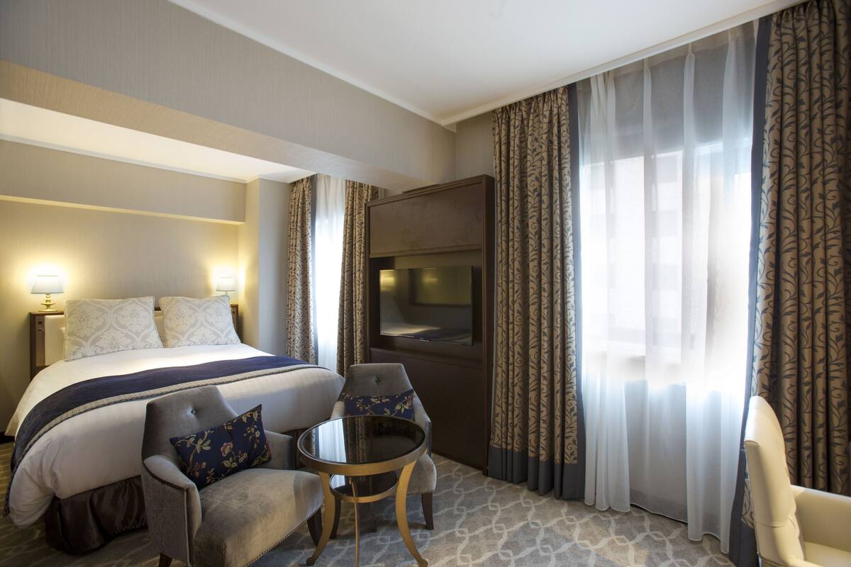 Peralatan tempat tidur premium, gebar bulu kapas, peti besi dalam bilik 