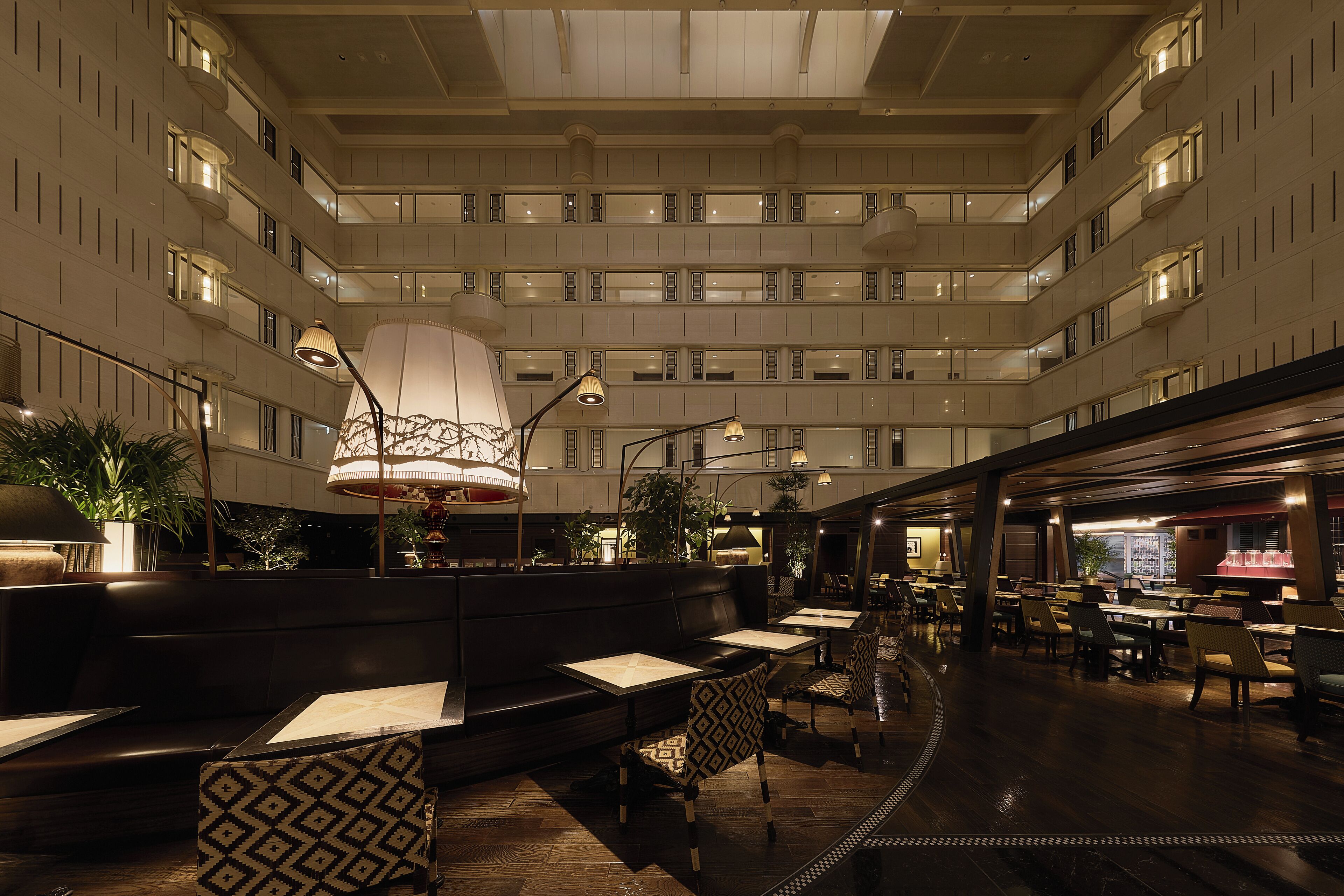 朝食、ランチ、ディナーに営業