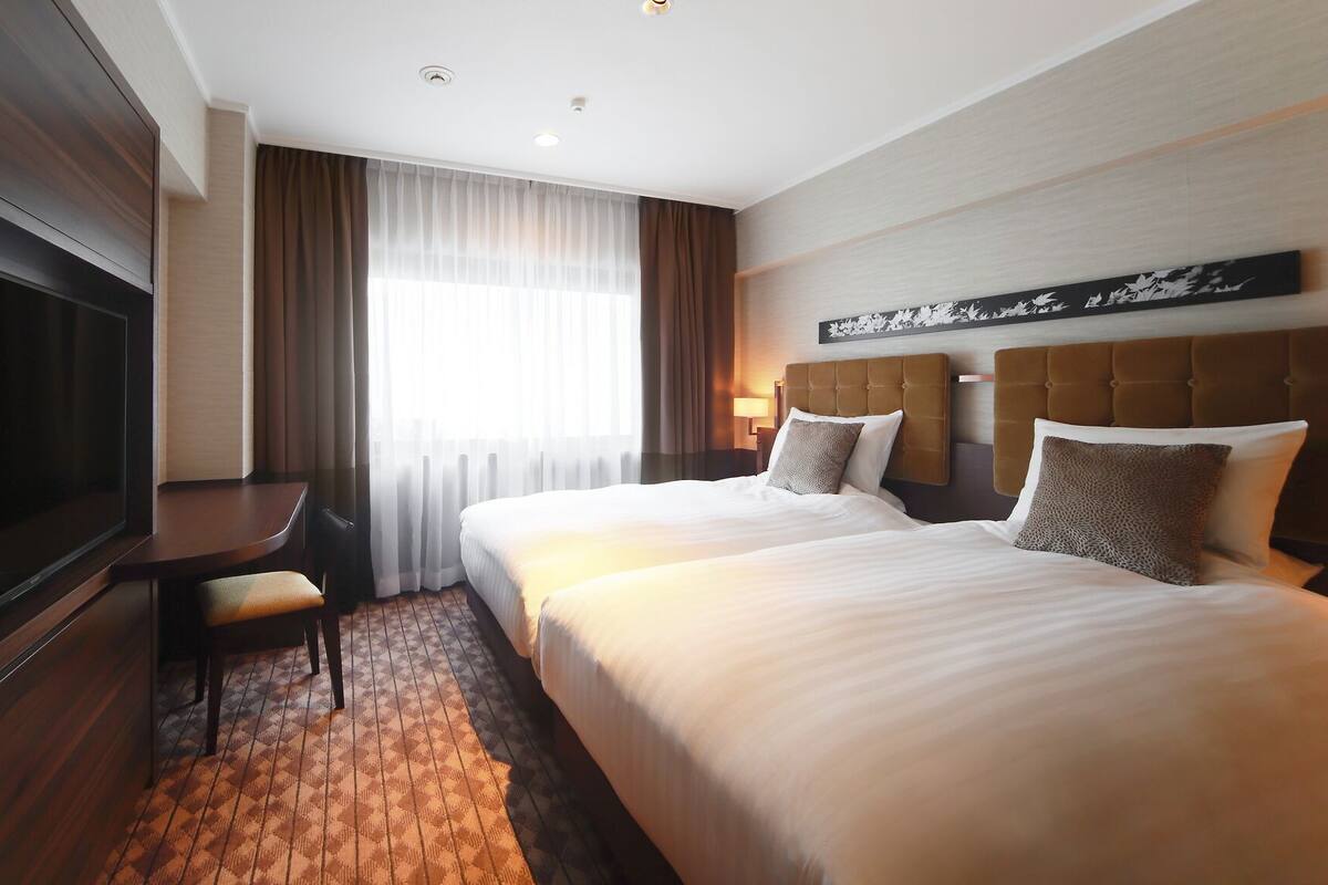 Peralatan tempat tidur premium, gebar bulu kapas, peti besi dalam bilik 