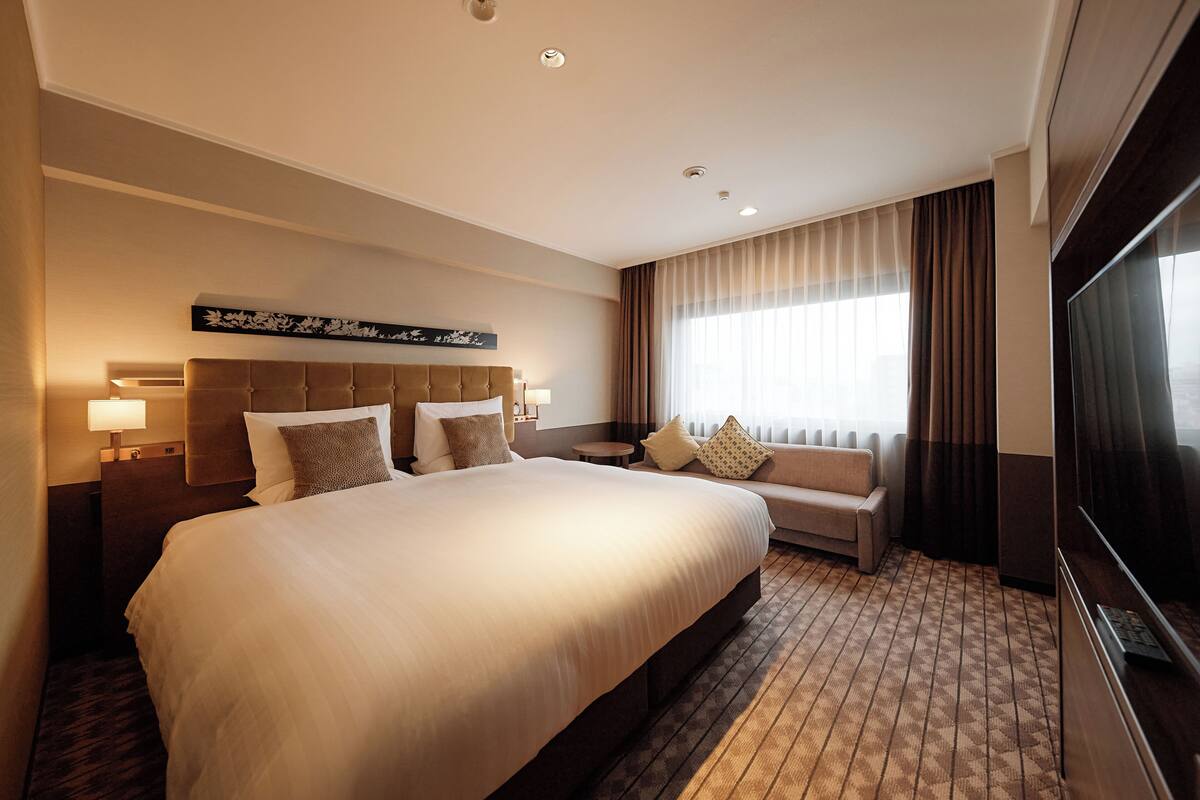 Double Room, Non Smoking (King) | Peralatan tempat tidur premium, gebar bulu kapas, peti besi dalam bilik 