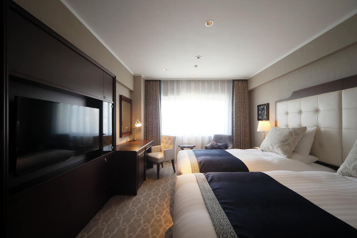Peralatan tempat tidur premium, gebar bulu kapas, peti besi dalam bilik 