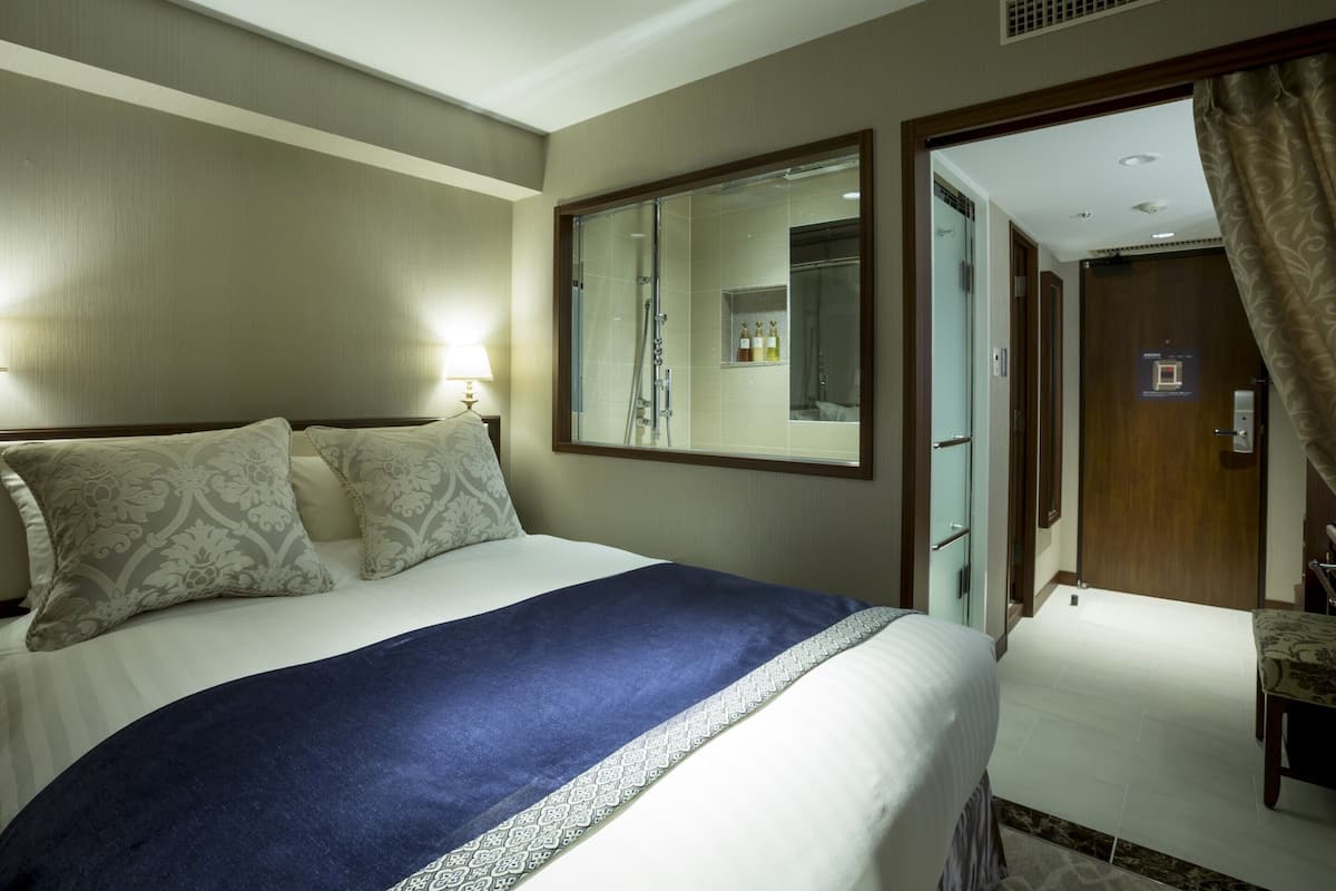 Comfort Double Room, Non Smoking (Shower Only) | Peralatan tempat tidur premium, gebar bulu kapas, peti besi dalam bilik 