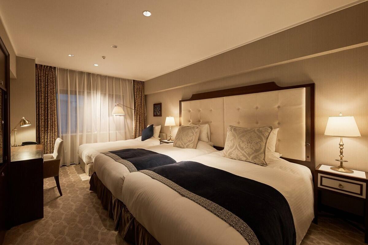 Peralatan tempat tidur premium, gebar bulu kapas, peti besi dalam bilik 
