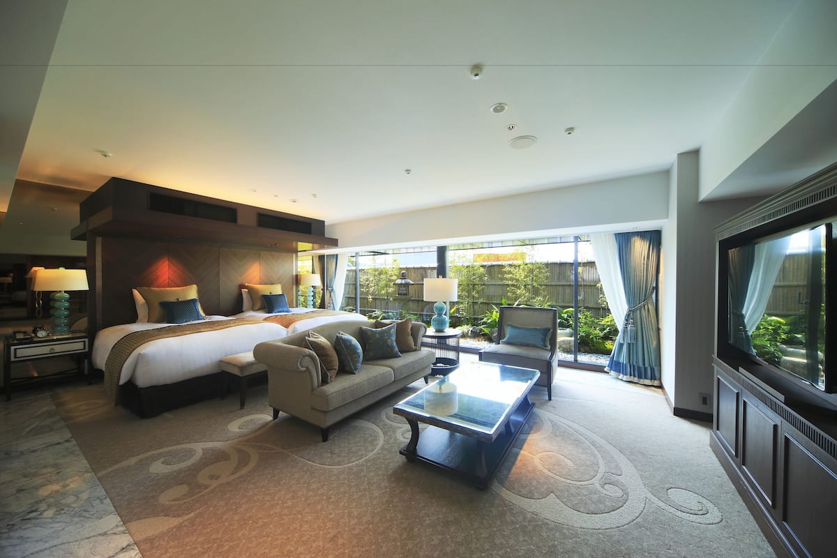 Suite, Non Smoking | Peralatan tempat tidur premium, gebar bulu kapas, peti besi dalam bilik 