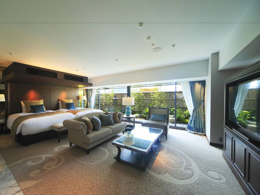 Suite, Non Smoking | Premium bedding, down comforters, in-room safe, desk