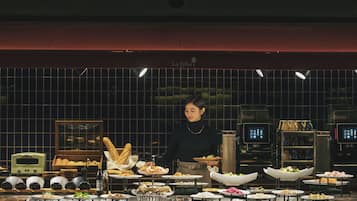 Petit déjeuner, déjeuner et dîner servis sur place