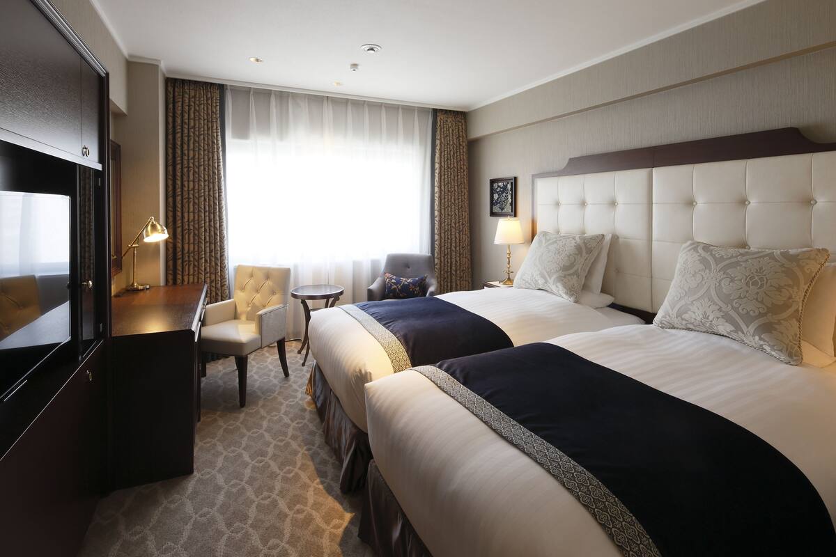 Peralatan tempat tidur premium, gebar bulu kapas, peti besi dalam bilik 