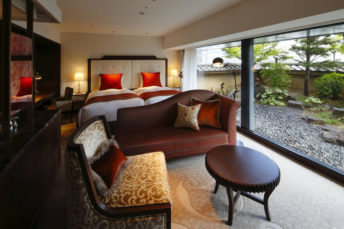 Junior Suite, Non Smoking | Peralatan tempat tidur premium, gebar bulu kapas, peti besi dalam bilik 