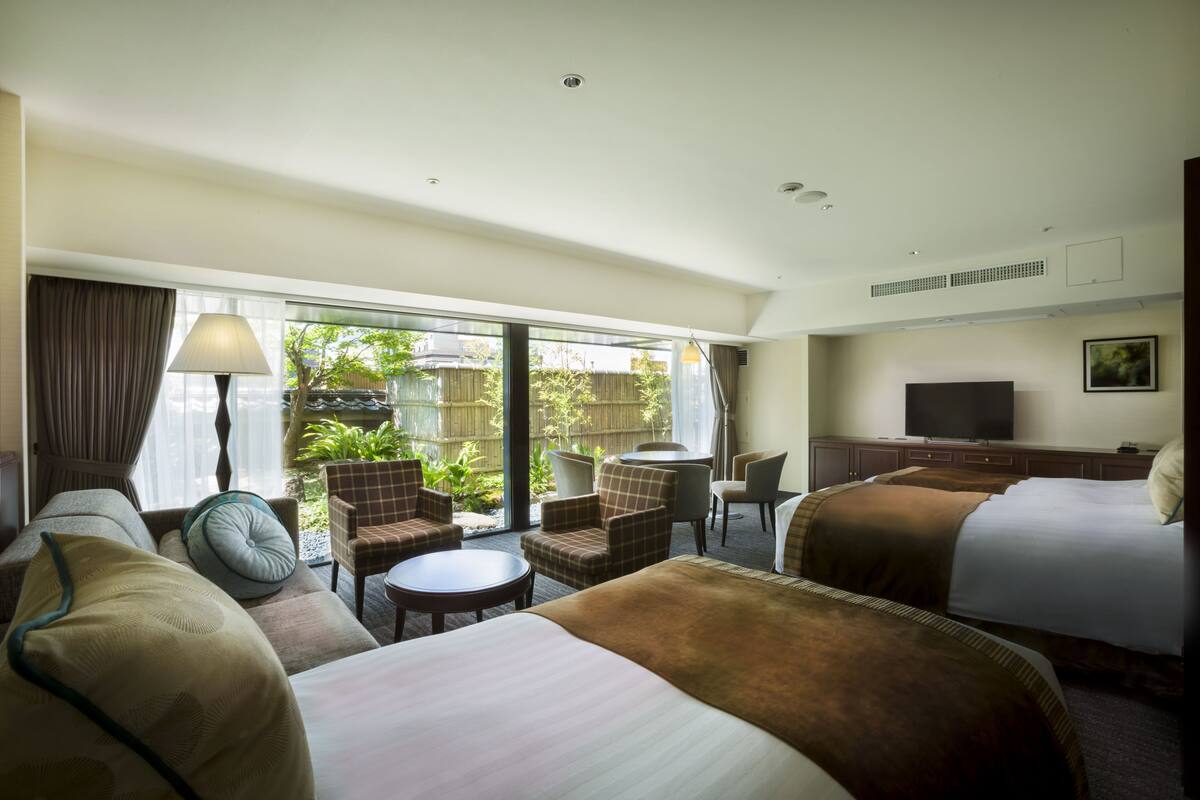 Family Room, Non Smoking | Peralatan tempat tidur premium, gebar bulu kapas, peti besi dalam bilik 