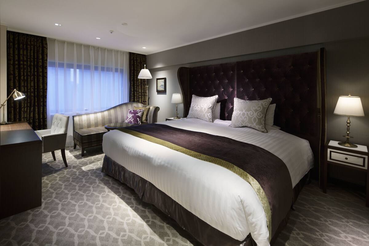 Deluxe Double Room, Non Smoking (Grand Comfort) | Peralatan tempat tidur premium, gebar bulu kapas, peti besi dalam bilik 
