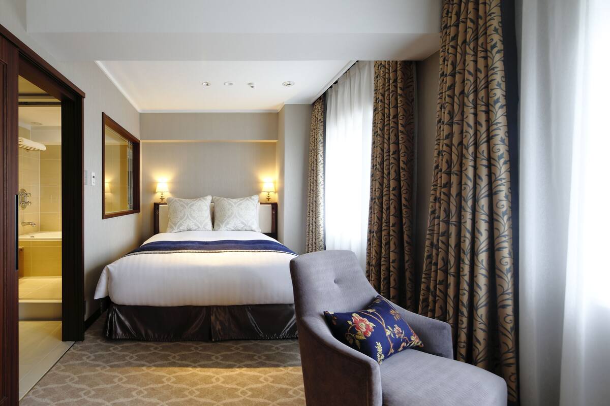 Deluxe Double Room, Non Smoking (Grand  Comfort Corner) | Peralatan tempat tidur premium, gebar bulu kapas, peti besi dalam bilik 