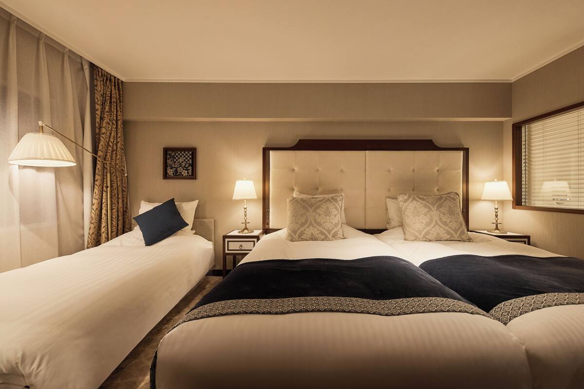 Deluxe Triple Room, Non Smoking | Peralatan tempat tidur premium, gebar bulu kapas, peti besi dalam bilik 