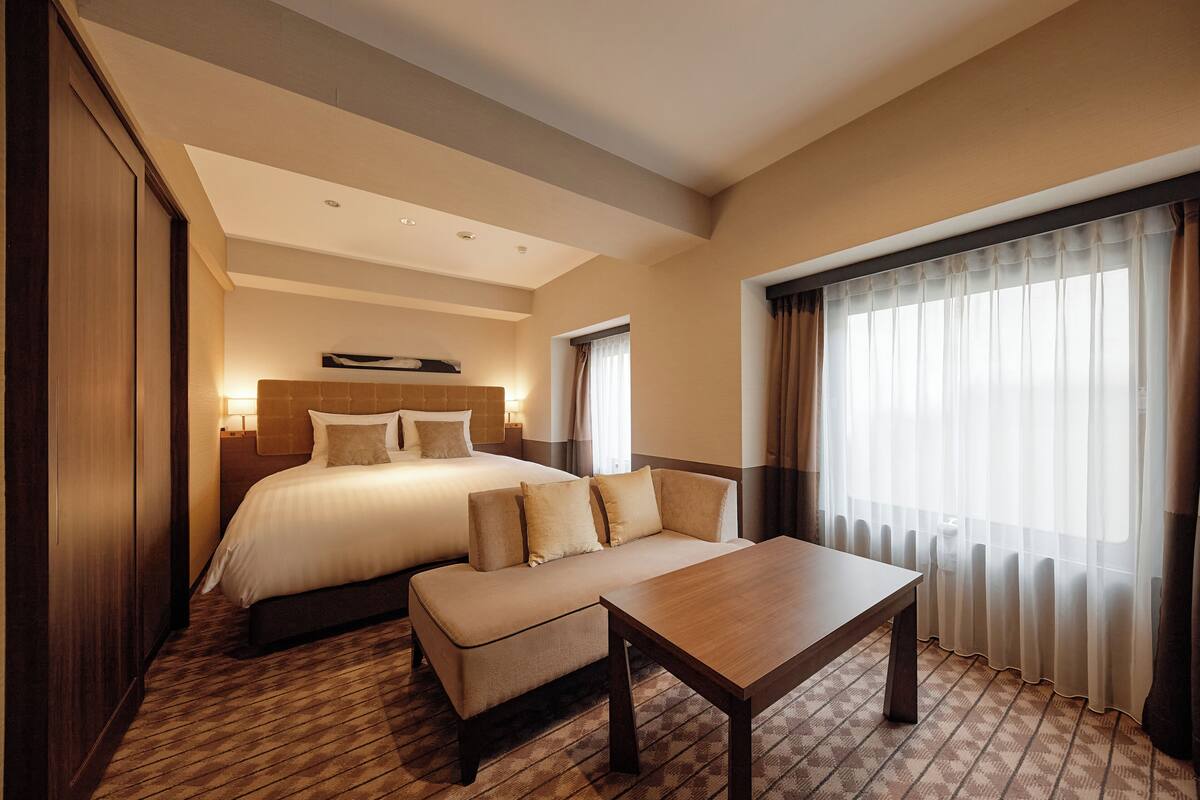 Double Room, Non Smoking (King, Inside) | Peralatan tempat tidur premium, gebar bulu kapas, peti besi dalam bilik 