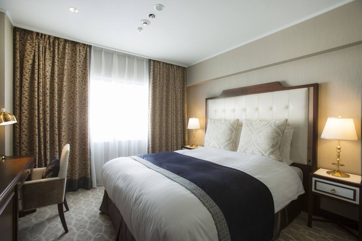 Comfort Double Room, Non Smoking | Peralatan tempat tidur premium, gebar bulu kapas, peti besi dalam bilik 