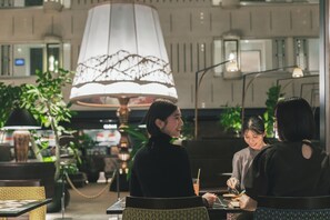 Se sirven desayunos, comidas y cenas 