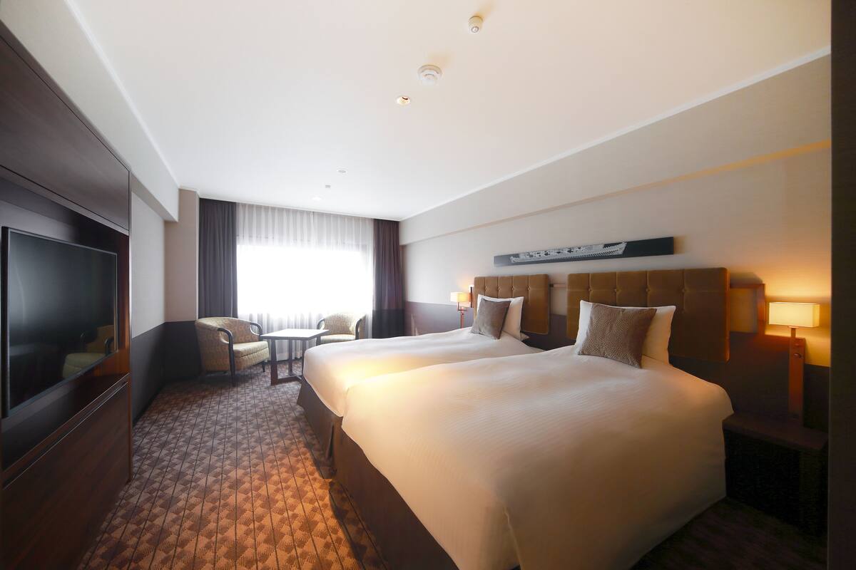 Peralatan tempat tidur premium, gebar bulu kapas, peti besi dalam bilik 