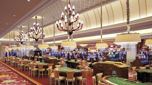 Een casino met verschillende speeltafels en gokkasten.