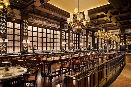 5 restaurants, breakfast, lunch, dinner served; American cuisine