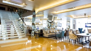Ein modernes Interieur mit einer Treppe, einer Sofagarnitur und einem Essbereich.