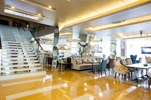 Lobby sitting area - Atlantic Garden Resort (Odesa)