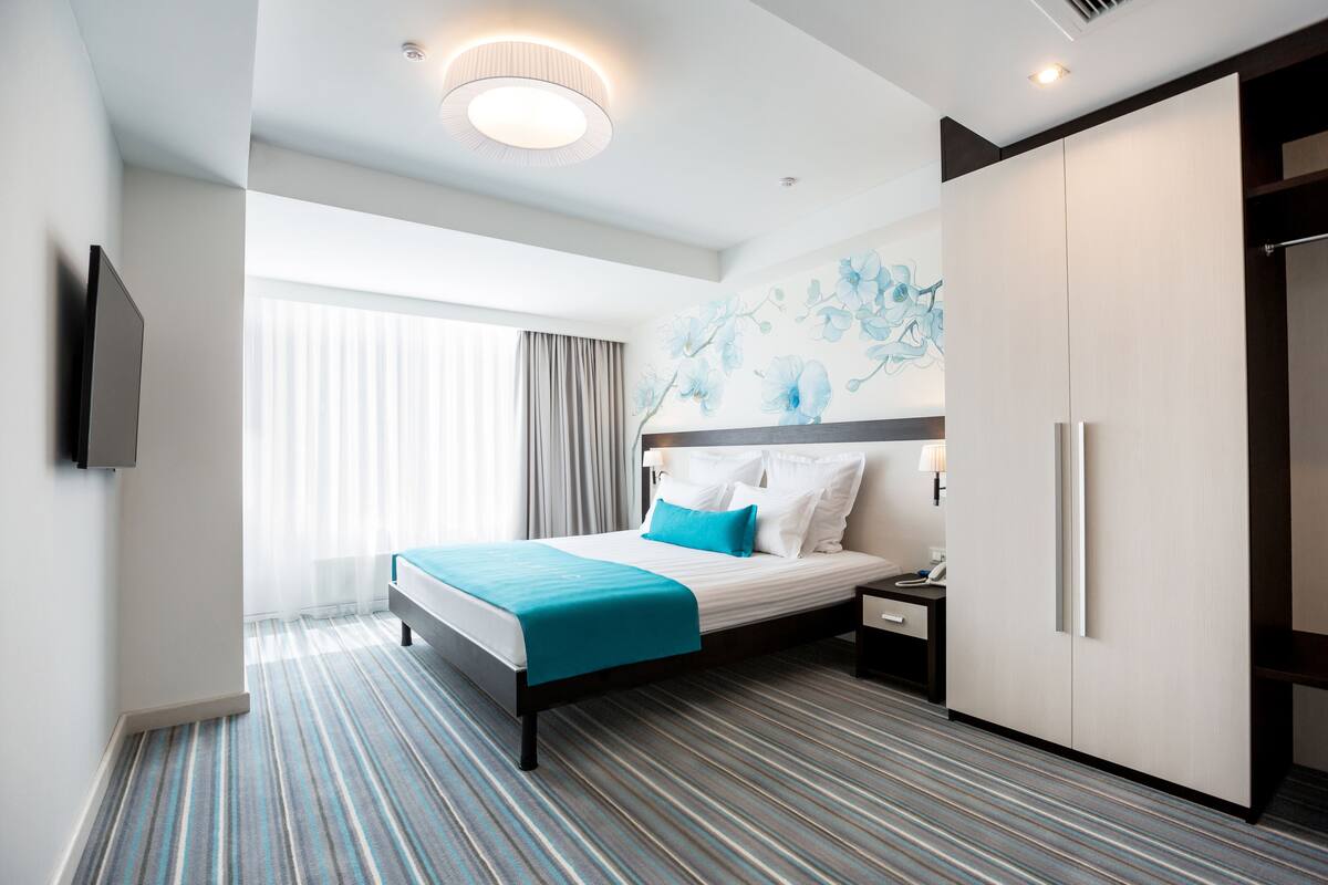 Suite, 1 Bedroom | Peralatan tempat tidur premium, bar mini percuma, peti besi dalam bilik 