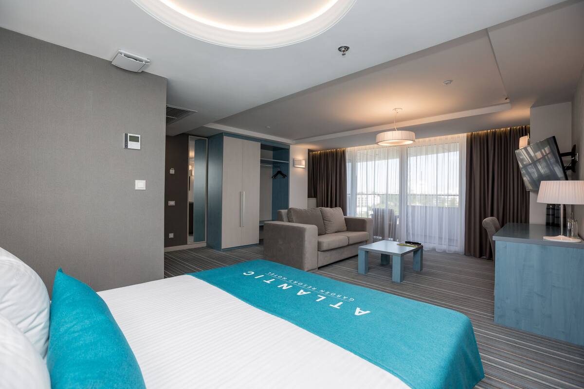 Junior Suite, Terrace | Peralatan tempat tidur premium, bar mini percuma, peti besi dalam bilik 
