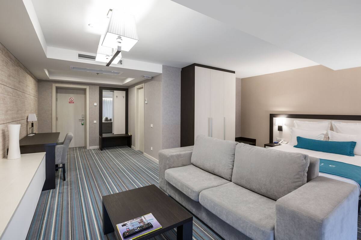Junior Suite, Bathtub | Peralatan tempat tidur premium, bar mini percuma, peti besi dalam bilik 