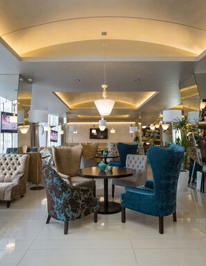 Lobby sitting area - Atlantic Garden Resort (Odesa)