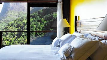 LIMA Double Room, 1 King Bed, Balcony, Mountain View | Sábanas de algodón egipcio, ropa de cama de alta calidad y edredón